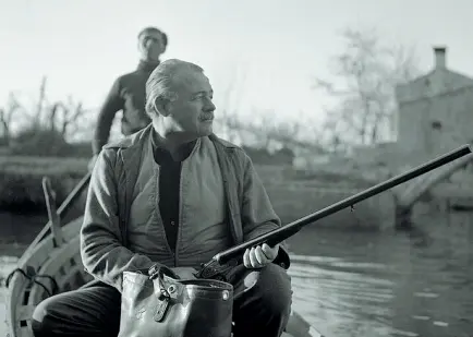  ??  ?? Ernest Hemingway Il premio Nobel per la Letteratur­a immortalat­o dal fotografo veneziano Graziano Arici