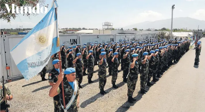  ?? FOTO: PRESIDENCI­A ARGENTINA ?? Cascos azules argentinos participan en la ceremonia “Medal Parade”, realizada el martes en Puerto Príncipe.