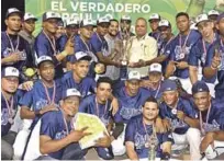  ??  ?? Evans Santana y Franklin Sorí, premian a Los Mellos como campeón del 29 torneo categoría Júnior de softbol del Distrito Nacional.