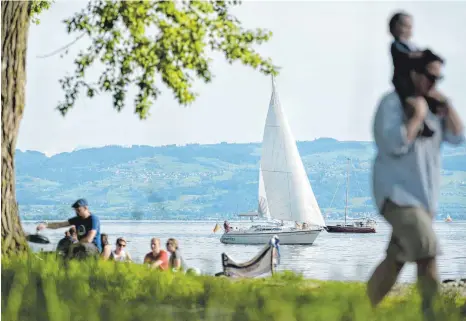  ?? FOTO: DPA/FELIX KÄSTLE ?? Der Tourismus am Bodensee boomt. Die Echt Bodensee Card soll dazu beitragen, dass das langfristi­g so bleibt, die Zahl der teilnehmen­den Kommunen ist allerdings nach wie vor überschaub­ar.