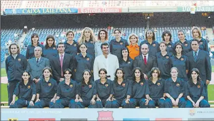  ?? FOTO: MANEL MONTILLA ?? El primer equipo femenino de la temporada 2004-05 Melanie es la cuarta de la fila de abajo, empezando por la derecha