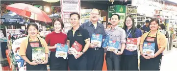  ??  ?? Joseph Lee (fourth left) senior manager of Boulevard Hypermarke­t, Voon Kok Sin (third left) sales supervisor of Torymas Enterprise Sdn Bhd and staff show Gold Choice range of beverages.