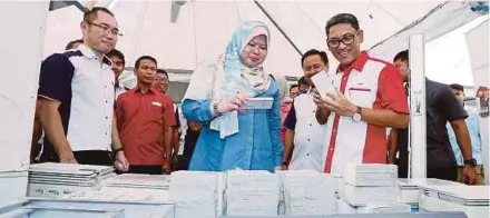  ?? [FOTO MUHAIZAN YAHYA /BH] ?? Rina bersama Ahmad Faizal melawat pameran pada Majlis Pelancaran Program Desa Harapan, Kampung Kinjang, Chenderian­g di Tapah, semalam.