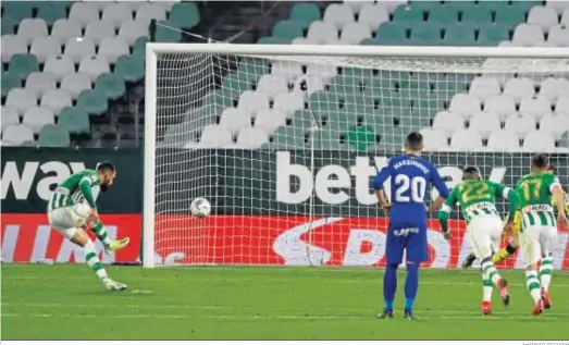  ?? ANTONIO PIZARRO ?? Borja Iglesias anota de penalti el 1-0 engañando a David Soria, que se lanza hacia el lado contrario.