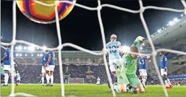  ??  ?? LIDERATO. El portero del Everton, Pickford, lamenta el gol de Laporte, el primero de la victoria del City.