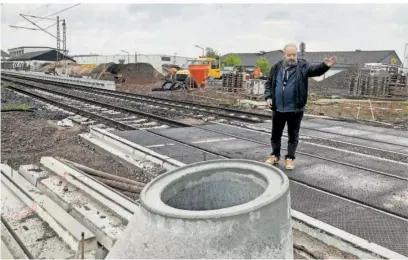  ?? FOTO: HARALD JANSEN ?? Ortsvorste­her Hans-Alwin Schmitz an der Stelle, wo irgendwann einmal wieder Autos die Bahngleise überqueren. Passieren kann ihm nichts. Die Eisenbahns­traße ist gesperrt, auf der Baustelle wird nicht gearbeitet.