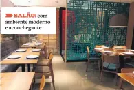  ??  ?? SALÃO: com ambiente moderno e aconchegan­te