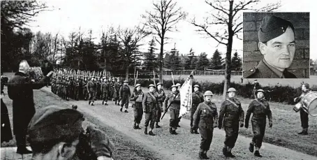  ?? FOTO: VHÚ ?? Jan Kubiš (1913 - 1942) jako praporeční­k 1. praporu ve Velké Británii, prosinec 1940. Vlevo mává Edvard Beneš.