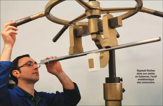  ??  ?? Raphaël Rathier dans son atelier, au balancier, l’outil emblématiq­ue des canonniers.