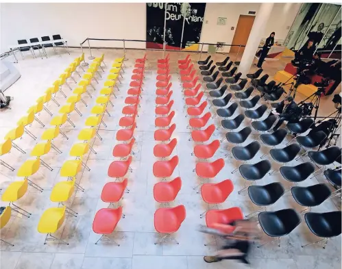  ?? FOTO: DPA ?? Stühle in den Farben Schwarz, Rot und Gelb stehen in der CDU-Zentrale, wo das „Werkstattg­espräch“stattgefun­den hat.