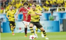  ?? Foto: ?? Die Ballführun­g eines Weltmeiste­rs: Mario Götze beim Dortmunder 3:2 Sieg im Test spiel bei den Urawa Red Diamonds.