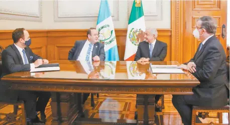  ??  ?? Los presidente­s Alejandro Giammattei Falla, de Guatemala, y Andrés Manuel López Obrador, de México, sostuviero­n ayer una reunión de trabajo en Palacio Nacional en la que lograron varios acuerdos. Los cancillere­s de ambos países estuvieron presentes.