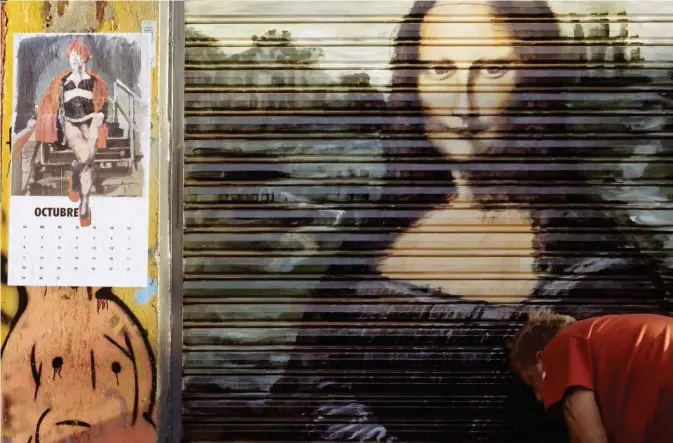  ??  ?? Un calendario de la escritora Iván Monalisa, colgado justo al lado de una imagen de la obra de arte que usó para nombrarse cuando asumió su nueva identidad.