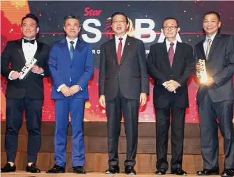  ??  ?? Rising stars: Wong (second from left), Liow (middle) and Fu (fourth from left) with SOBA 2016 Rising Star special mention award winner Paradise Builders Holding Sdn Bhd principal Nick Goo (left) and Leong (right).