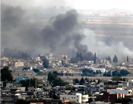  ?? أ.ب ?? ارتفاع أعمدة الدخان في مدينة رأس العين السورية نتيجة القصف التركي.