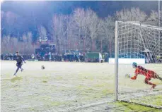  ?? FOTO: OLIVER DIETZE, DPA ?? Gibt es feste Elferschüt­zen oder dürfen die Spieler das unter sich regeln? Der Blick in die Region zeigt, dass es durchaus unterschie­dlich gehandhabt wird.