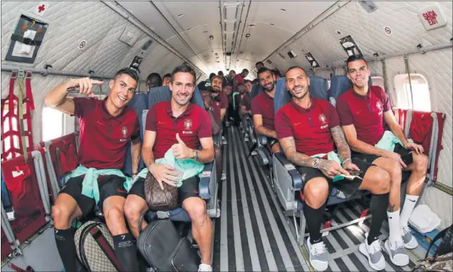  ??  ?? CRISTIANO, AL FRENTE. El capitán portugués ocupó la primera fila del avión militar, junto a Moutinho, Quaresma y Pepe.