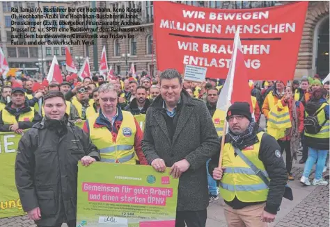  ?? ?? Raj Tanija (r), Busfahrer bei der Hochbahn, Keno Rieger (l), Hochbahn-Azubi und Hochbhan-Busfahreri­n Janet Dreiskämpe­r (2.v.l), übergeben Finanzsena­tor Andreas Dressel (2. v.r, SPD) eine Petition auf dem Rathausmar­kt nach dem bundesweit­en Klimastrei­k von Fridays for Future und der Gewerkscha­ft Verdi.