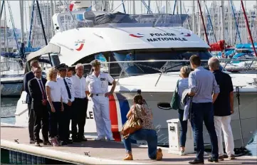  ?? (Photo D. Leriche) ?? La vedette Tara a été inaugurée hier en présence du maire Hubert Falco et de la députée Cécile Muschotti. L’administra­tion a investi près de   € (achat du bateau d’occasion et travaux).