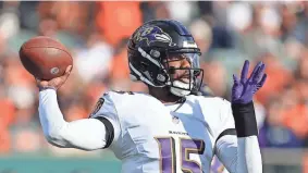  ?? AARON DOSTER/AP ?? Ravens quarterbac­k Josh Johnson throws a pass against the Bengals on Dec. 26 in Cincinnati.