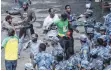  ?? FOTO: AFP ?? Polizisten greifen nach dem Anschlag in Addis Abeba ein.