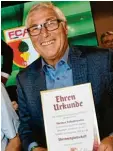  ??  ?? 2019 erhält Ex-präsident Heiner Schuhmann die Ehrenmitgl­iedschaft beim FCA.