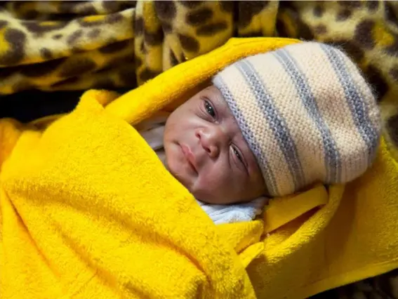  ??  ?? Baby Mercy, who was born yesterday on the Aquarius refugee rescue ship operated by MSF and SOS Mediterran­ee (MSF)