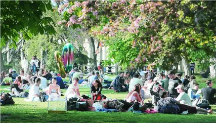  ?? RUBÉN MONDELO ?? Una imagen habitual en las praderas del Parque de El Retiro, en Madrid