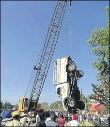  ?? BIRBAL SHARMA /HT ?? The jeep being pulled out from the Beassutlej Link canal in Sundernaga­r of Mandi district on Wednesday.