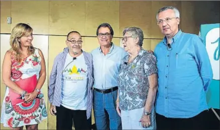  ?? LAURA GUERRERO ?? Artur Mas, entre el Pare Manel y la monja Vicky Molins, al lado del cabeza de lista de Lleida, Josep M. Forné