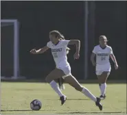  ?? VANDERBILT ATHLETICS ?? After a trying summer, Wissahicko­n graduate Maddie Elwell finally took the field with her Vanderbilt teammates on Sunday.