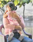  ?? ?? Méndez, who was imprisoned in several prisons in the country a er being captured pregnant during the emergency regime, is photograph­ed with her daughter during an interview with AFP.