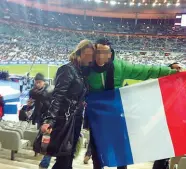  ??  ?? La coppia in una foto dal profilo Facebook di lui durante un recente viaggio a Parigi Qui i due ragazzi sono allo stadio al Parco dei Principi