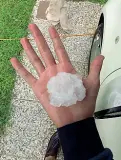  ??  ?? «Sassi» Un chicco di grandine caduto ieri a Romano. La foto è di Matteo Cecchin ed è sulla pagina social di Meteo Bassano e Pedemontan­a del Grappa