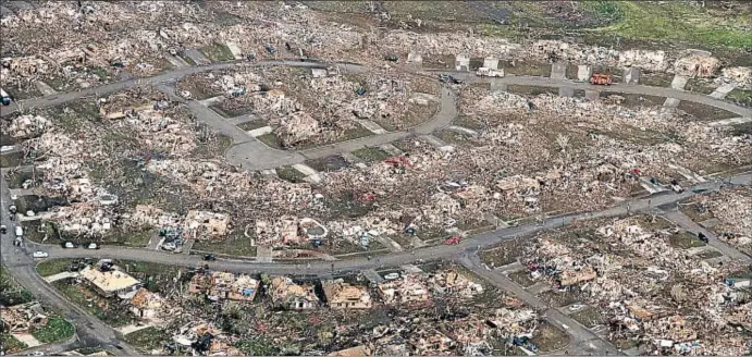  ?? STEVE GOOCH / AP ?? ¿Imprevisió­n o fatalidad?
Devastació­n en Moore, un barrio al sur de Oklahoma City, tras el paso del tornado, que alcanzó los 300 kilómetros por hora