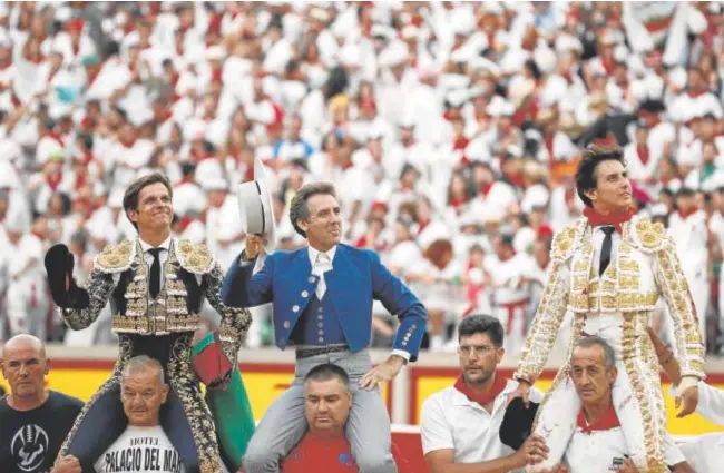  ?? // EFE ?? El Juli, Hermoso de Mendoza y Roca Rey salen a hombros en la Monumental de Pamplona