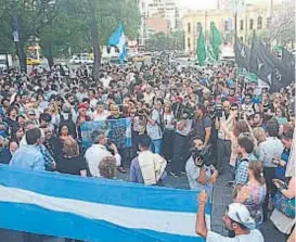  ?? (JAVIER FERREYRA) ?? Córdoba. Un grupo de militantes “K”, y referentes del movimiento político, se reunieron ayer frente a Patio Olmos.