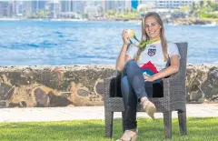  ?? THE NEW YORK TIMES ?? Monica Puig poses with her Olympic gold medal in San Juan.
