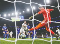  ?? ANDREW COULDRIDGE/ACTION IMAGES VIA REUTERS ?? Harry Kane of Tottenham Hotspur scores Tuesday in London in a 4-2 win over Olympiakos.