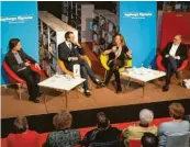  ??  ?? Knapp 200 Besucher kommen zum Az-literatura­bend in die Stadtbüche­rei. Der Literarisc­he Salon im Gespräch: (v.l.) Wolfgang Schütz, Marius Müller, Stefanie Wirsching und Kurt Idrizovic.