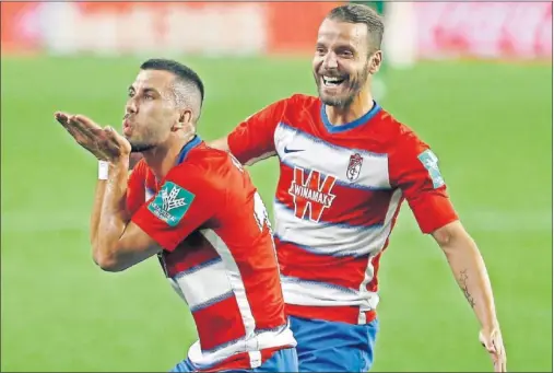  ??  ?? Fede Vico celebra el gol que supuso el empate final en presencia de Soldado.