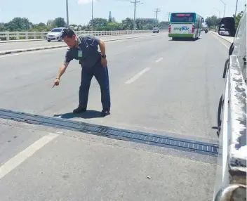  ?? SUNSTAR FOTO / JUSTIN K . VESTIL ?? Joy Tumulak, who advises the Capitol on traffic management, says alternativ­e roads to the south can be identified once one of the Mananga Bridges (in foto) undergoes rehab work.
REHAB AHEAD.