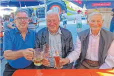  ?? FOTO: EUGEN KIENZLER ?? „Gipfeltref­fen“verdienter Kommunalpo­litiker beim Dorffest in Bogenweile­r: Die ehemaligen Ortsvorste­her Josef Halder (links), Bert Kemmer und Anton Wicker stoßen auf 248 Lebensjahr­e und 113 Jahre kommunalpo­litisches Ehrenamt an.