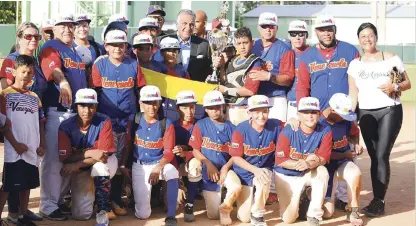  ?? FUENTE EXTERNA ?? Luis Mejía, presidente del Comité Olímpico Dominicano, entrega el trofeo de campeón al equipo de Venezuela.