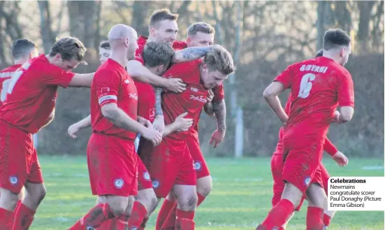  ??  ?? Celebratio­ns Newmains congratula­te scorer Paul Donaghy (Picture Emma Gibson)