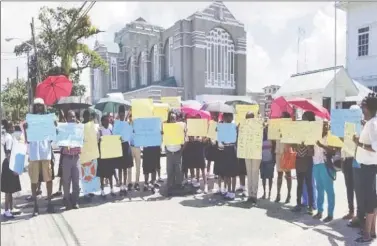  ??  ?? Students, the Board and Members of the PTA in front of the Education Ministry yesterday.