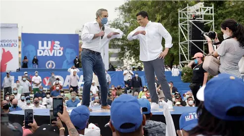  ?? WOODLEY VALDEZ ?? Luis Abinader y David Collado se saludan durante acto de cierre de campaña en el Distrito Nacional.