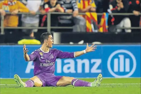  ?? KAI FÖRSTERLIN­G / EFE ?? Cristiano Ronaldo reclamando una falta en el partido de Mestalla del pasado miércoles