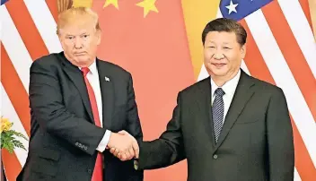  ?? FOTO: DPA ?? Im November trafen sich US-Präsident Donald Trump und der chinesisch­e Präsident Xi Jinping in Peking. Auch damals war die Handelsbil­anz schon Thema. Das Foto zeigt sie in der Großen Halle des Volkes in der chinesisch­en Hauptstadt.