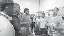  ?? JOE CAVARETTA/STAFF PHOTOGRAPH­ER ?? Miami Dolphins’ Raekwon McMillan talks to the Hollywood High School football team on Tuesday. The Dolphins presented the team with football and weight-room equipment.